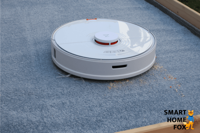 The Roborock S7 removes oat flakes from a high carpet